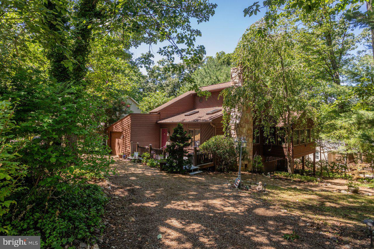 636 Flower Dr — photo