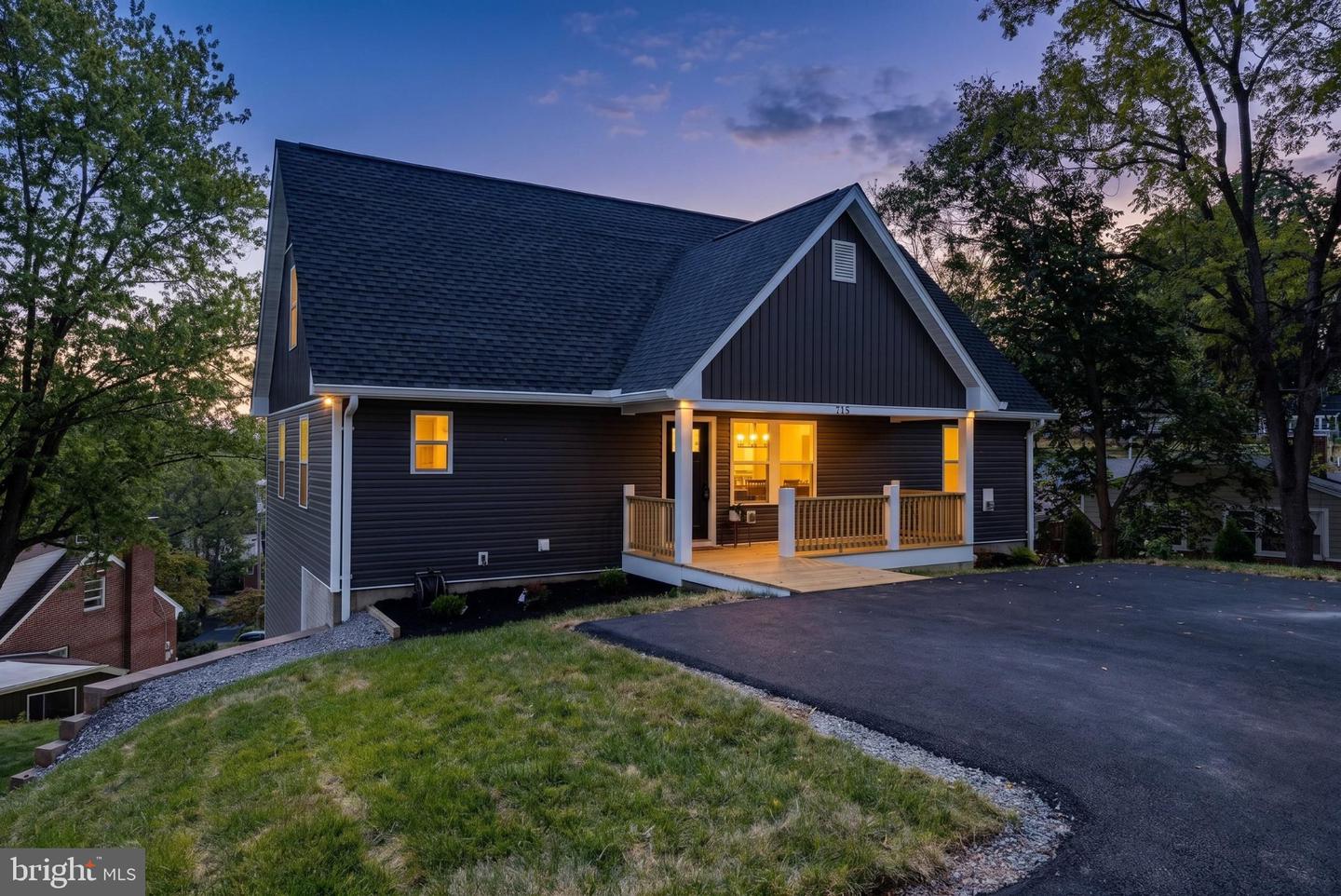 715 Hillcrest Dr — photo