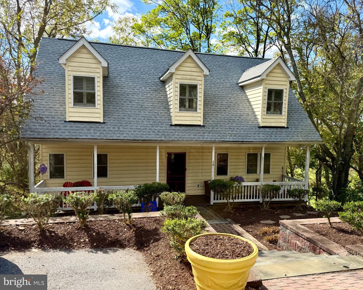 301 High St — photo