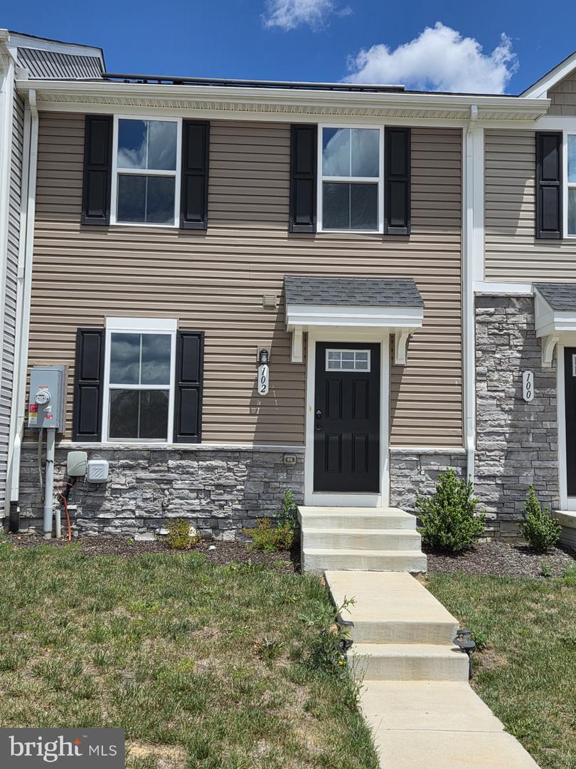 102 Spring Pl — photo