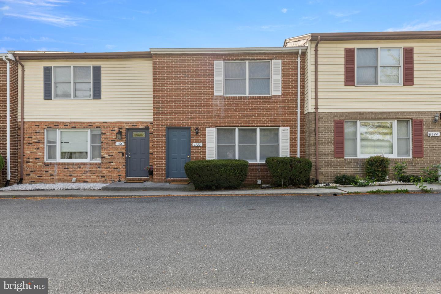 1122 Wadewood Ct — photo