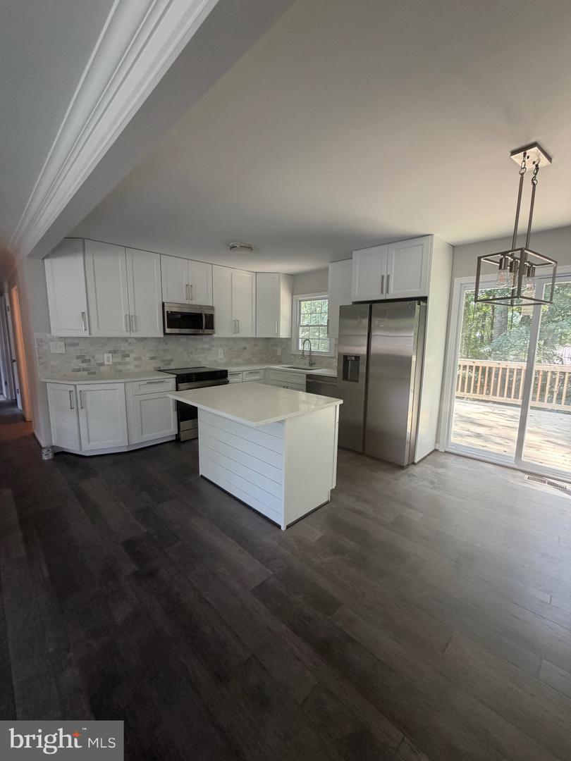 6702 Stansbury Ct — photo