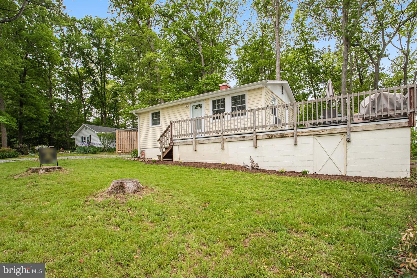 1047 Lakeview Dr — photo