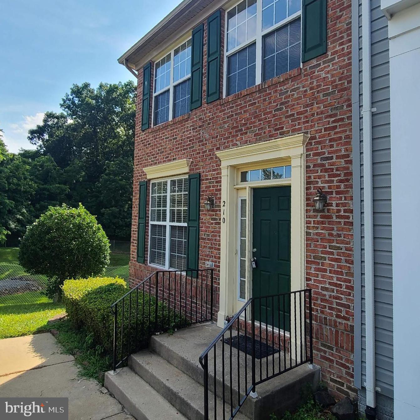 210 Hillside Ct — photo