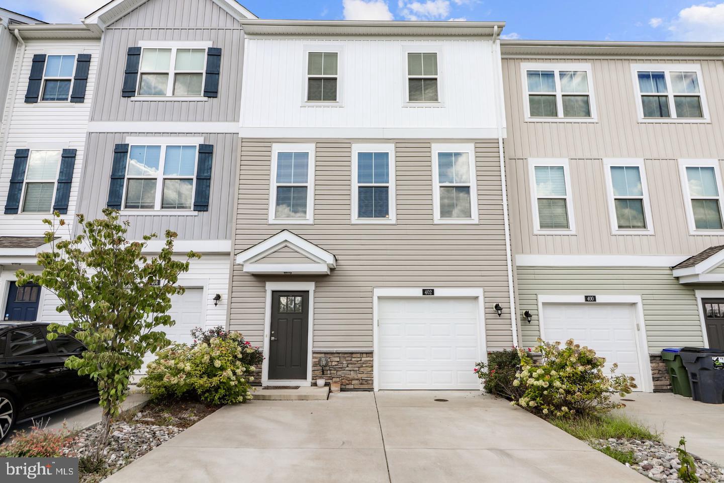 402 Honeyberry Ln — photo