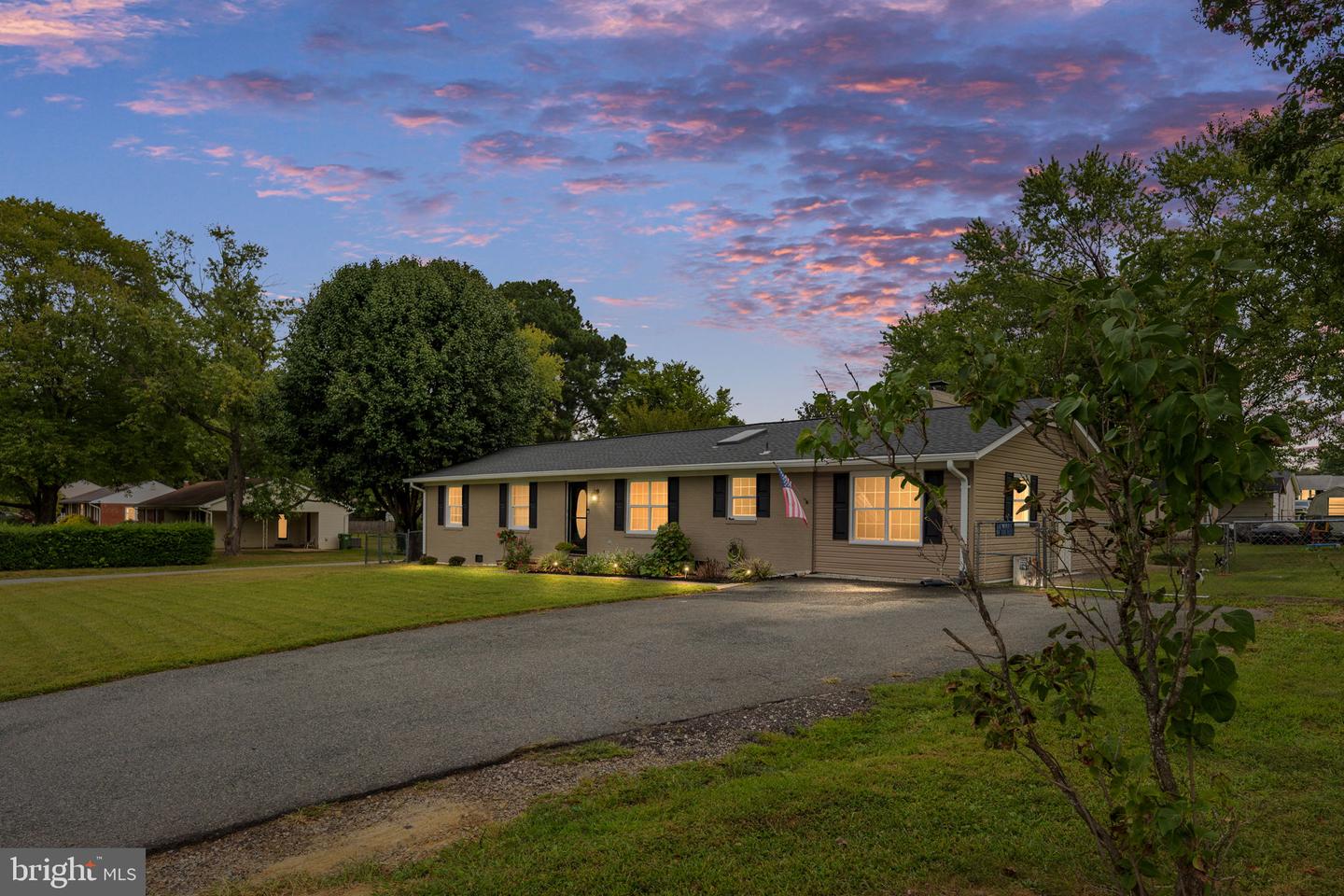 718 Payton Dr — photo