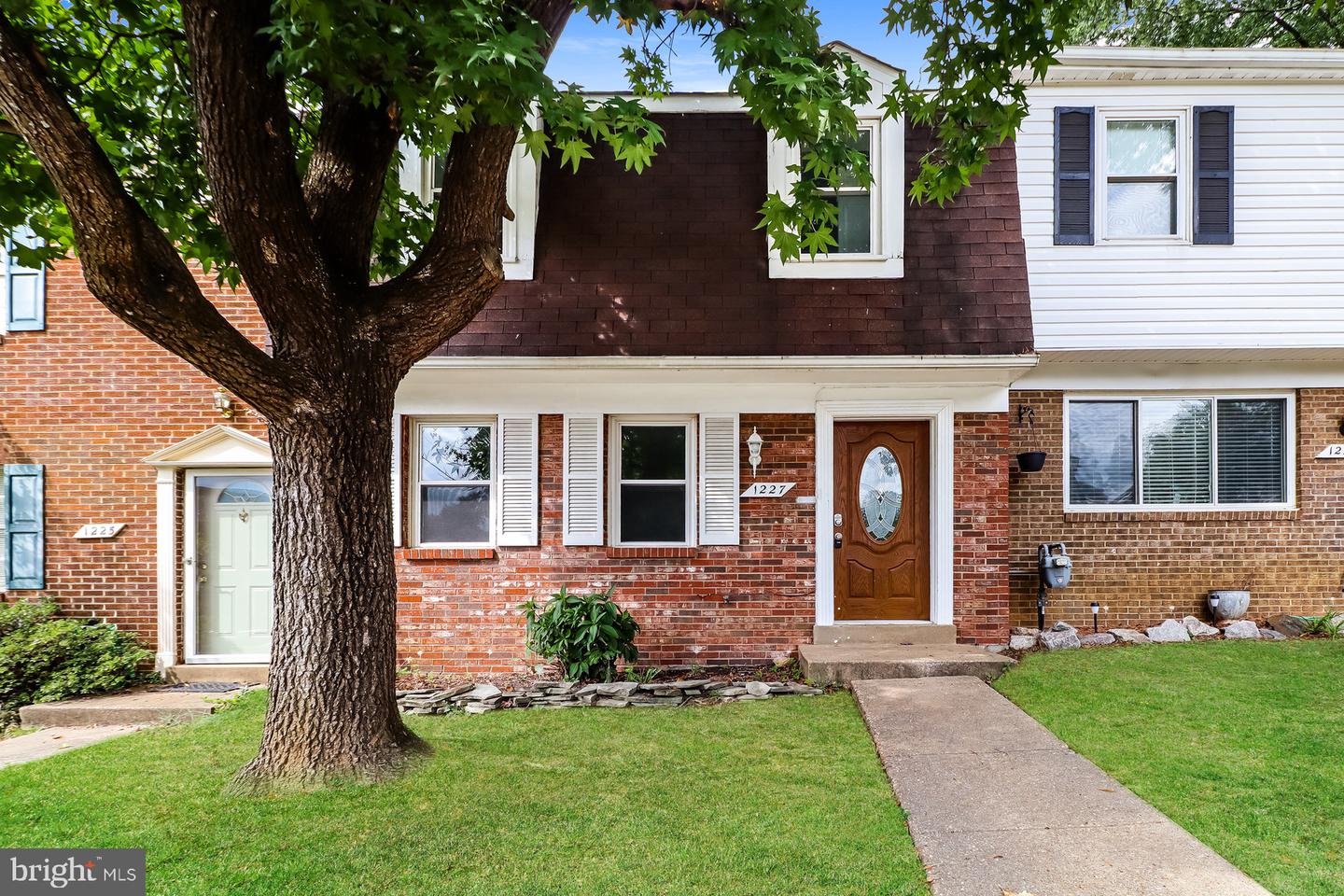 1227 Thomas Jefferson Pl — photo