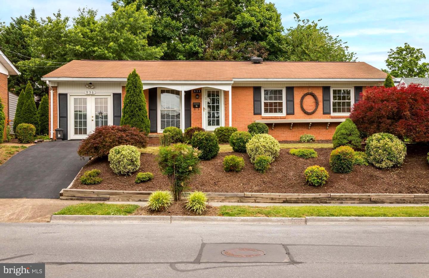 936 Allen Dr — photo