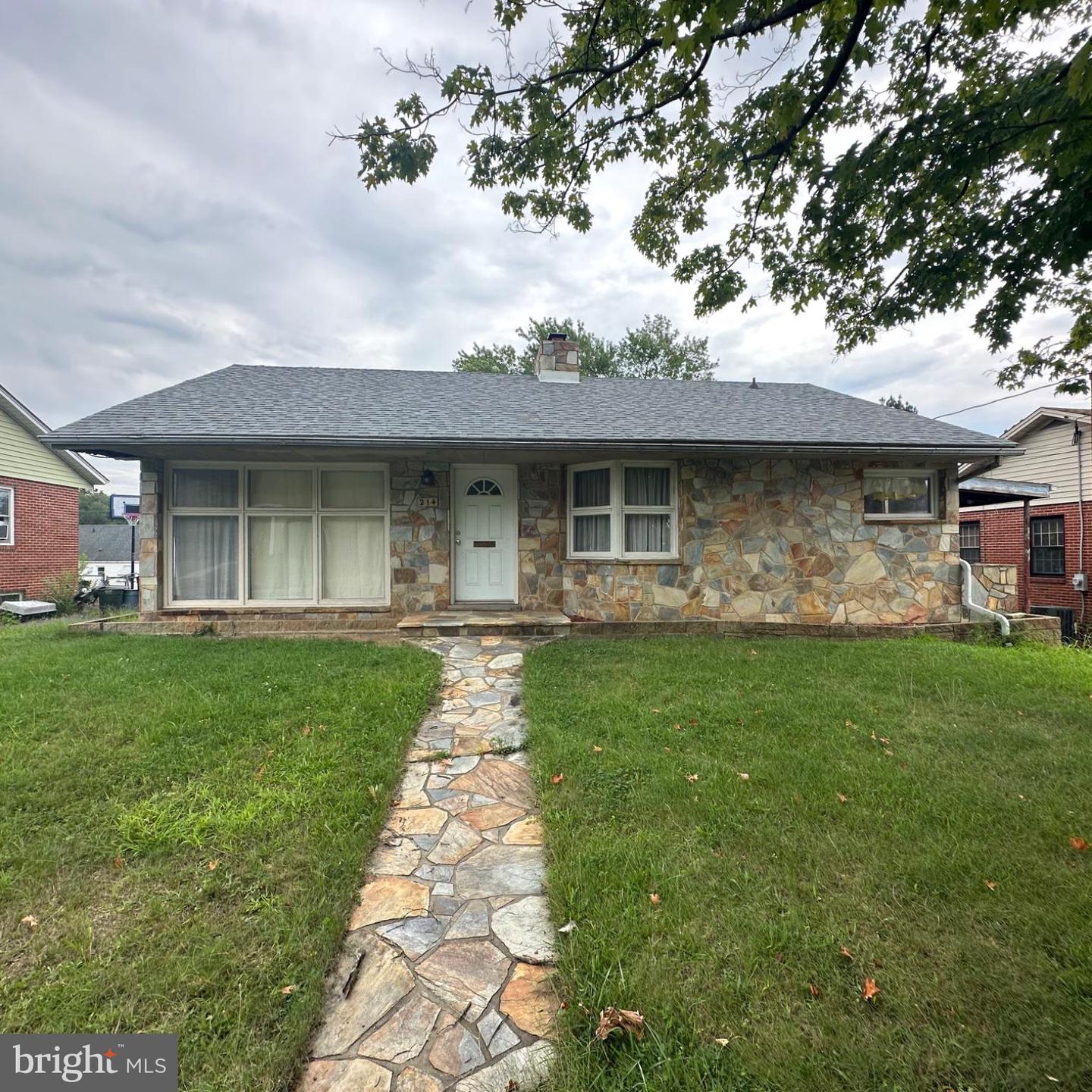 214 Molden Dr — photo