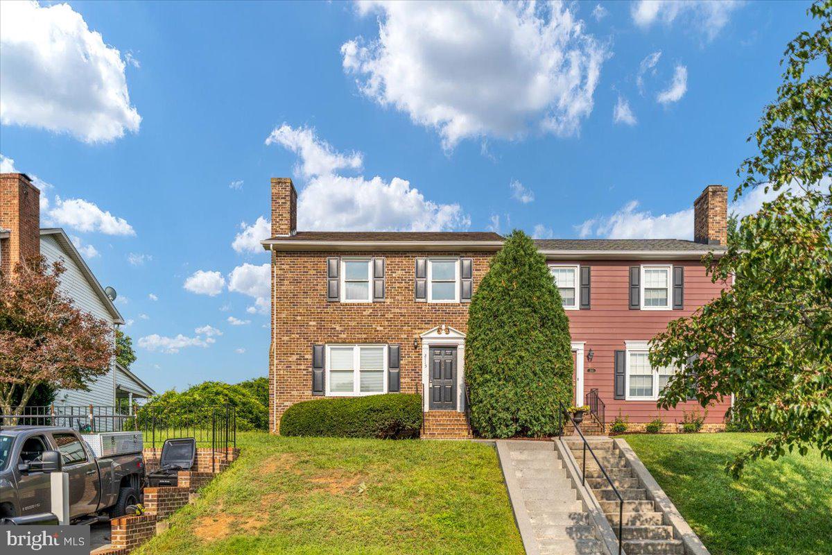 2115 Stoneleigh Dr — photo
