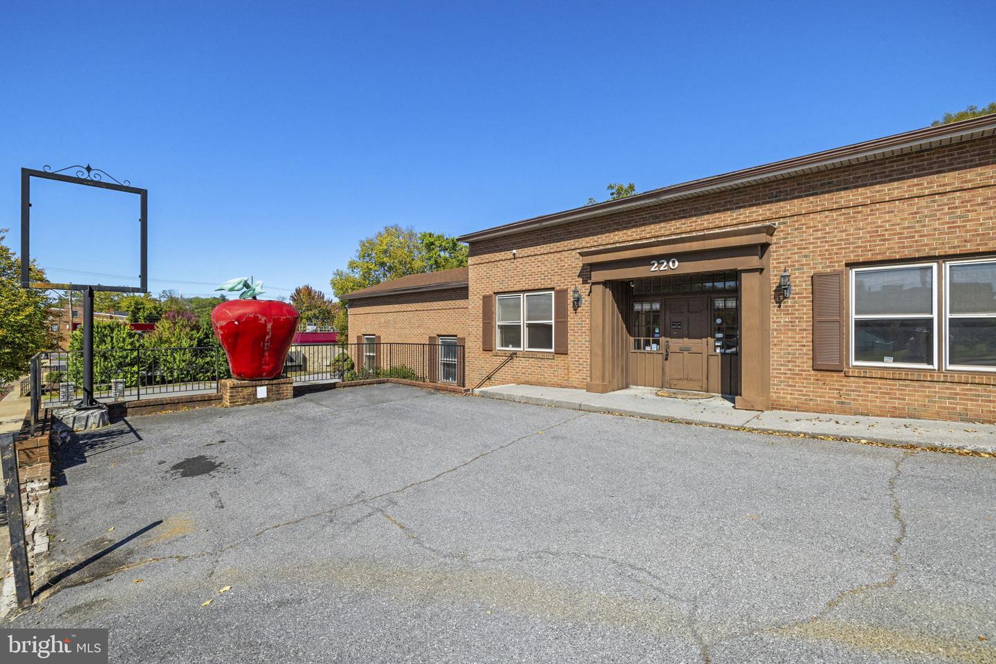 220 E Cork St — photo