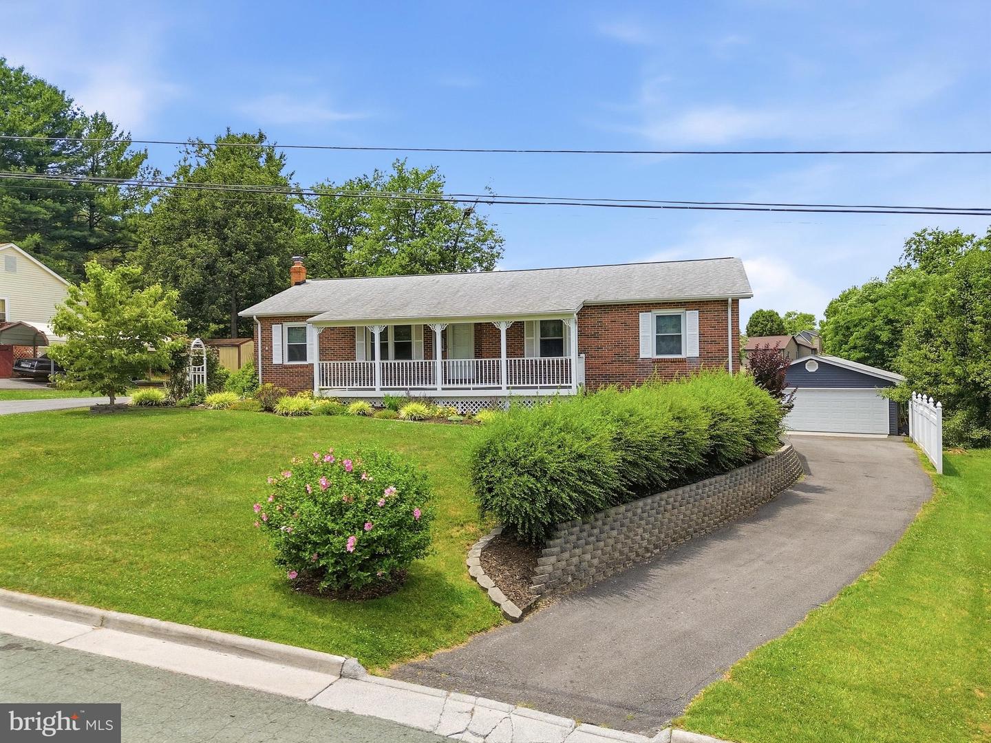11 Ashlawn Ct — photo
