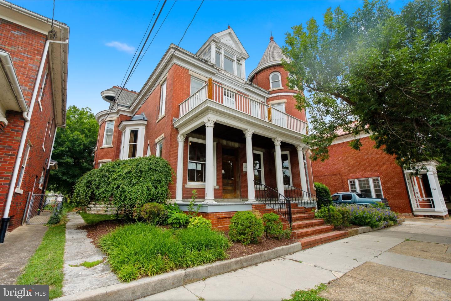 310 W Burke St — photo