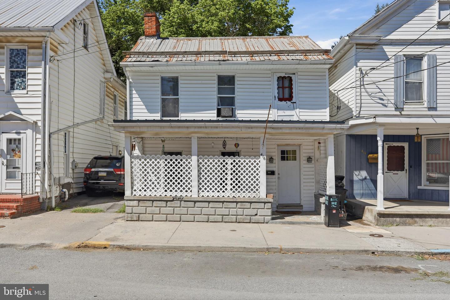 416 W John St — photo