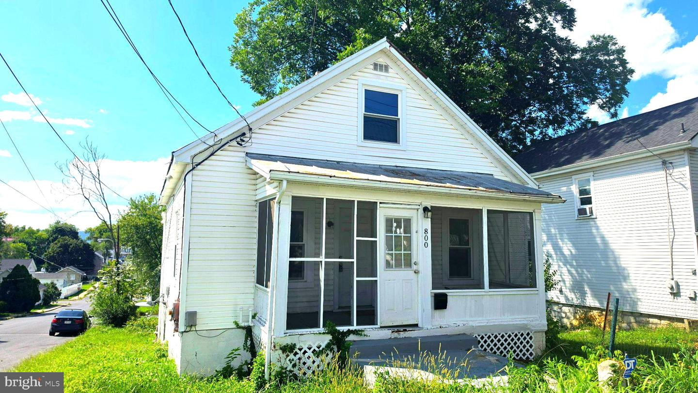 800 N High St — photo