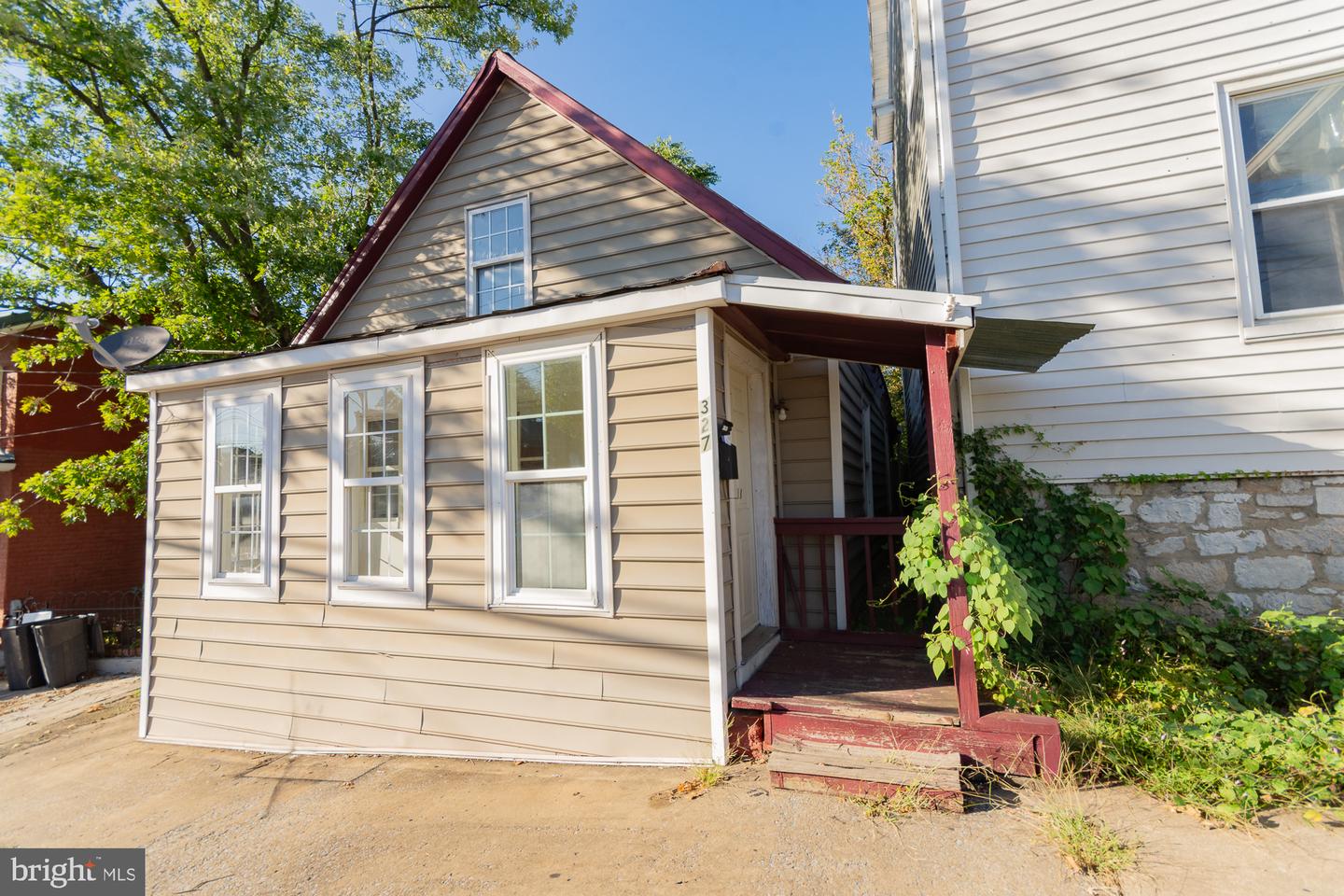 327 E Burke St — photo
