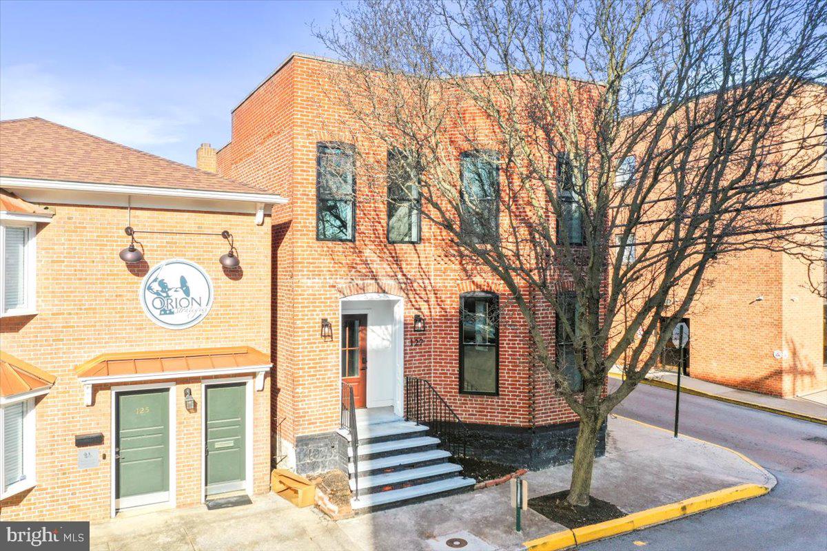 127 E King St — photo
