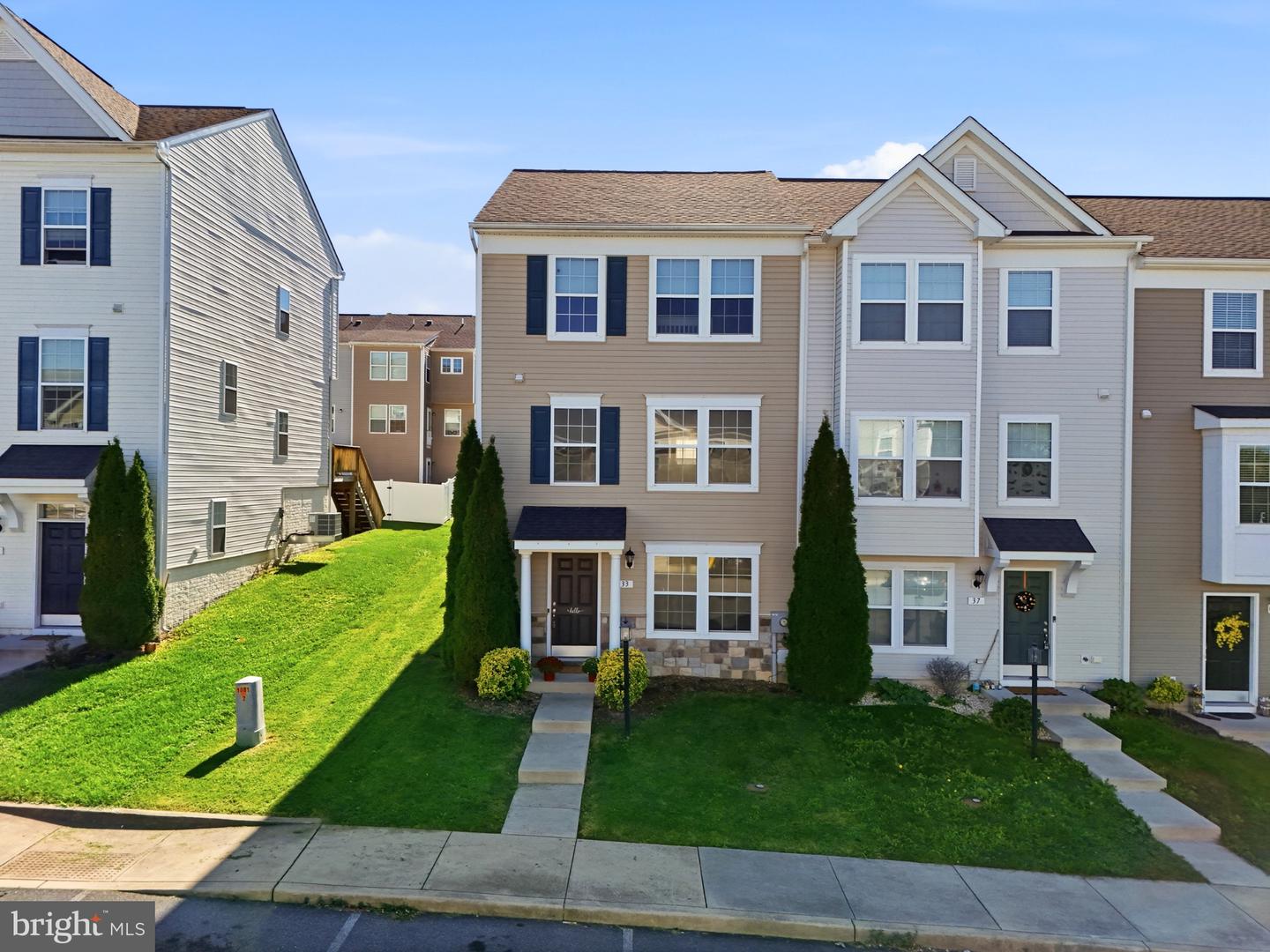 33 Britania Ct — photo