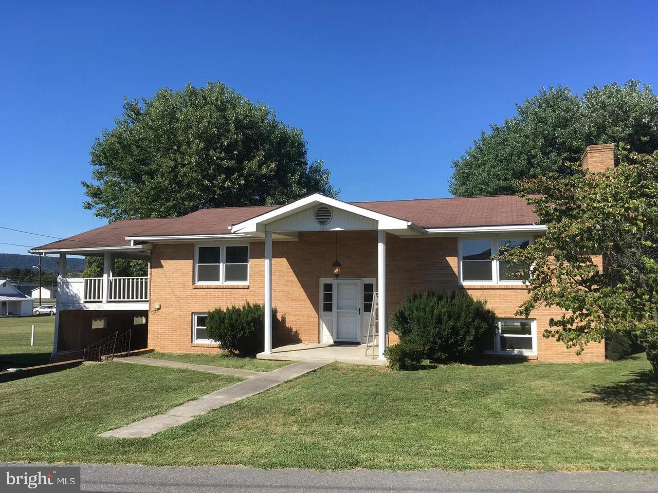 208 Eisenhower Dr — photo