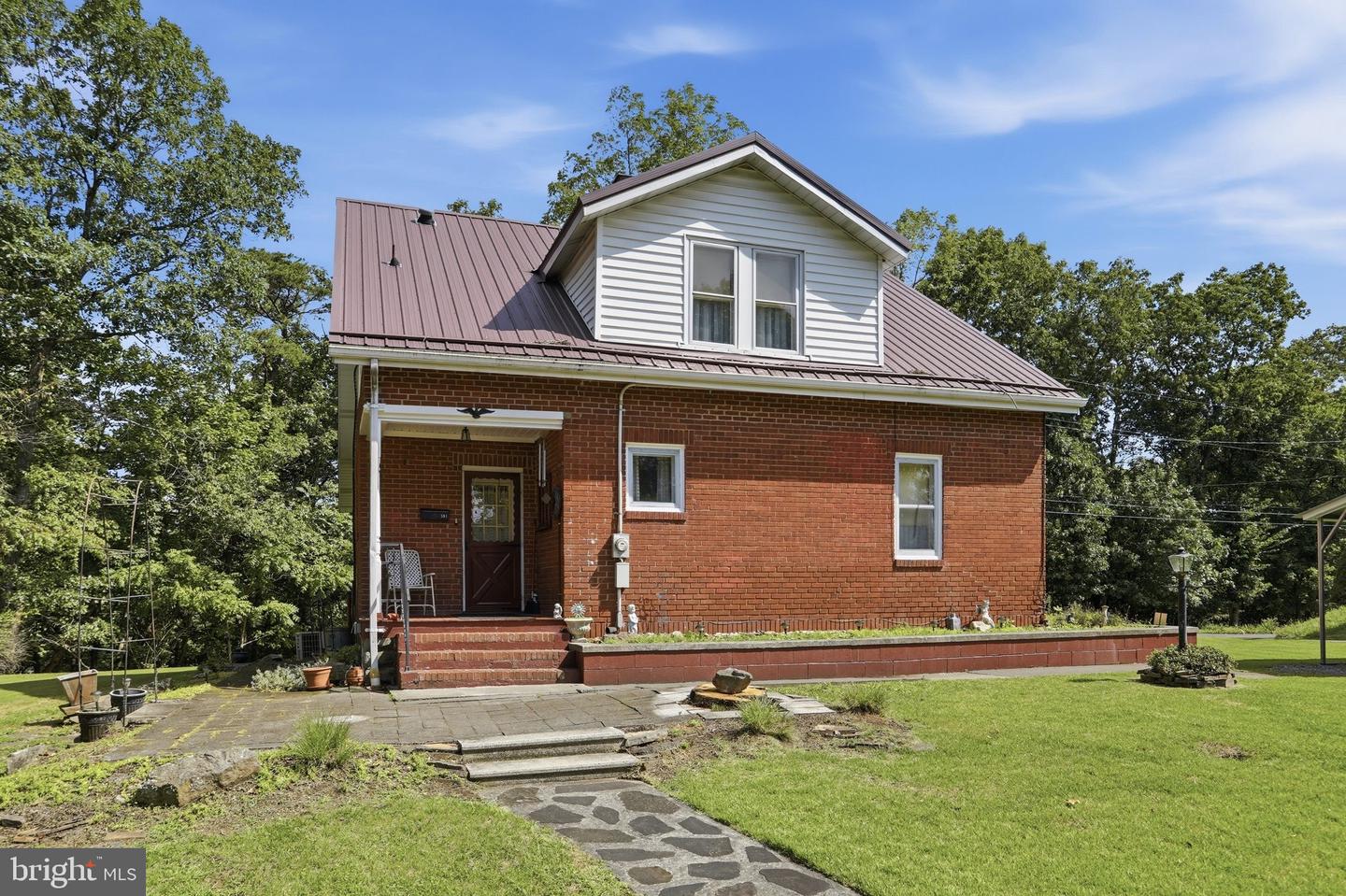 301 Wirgman Hl — photo