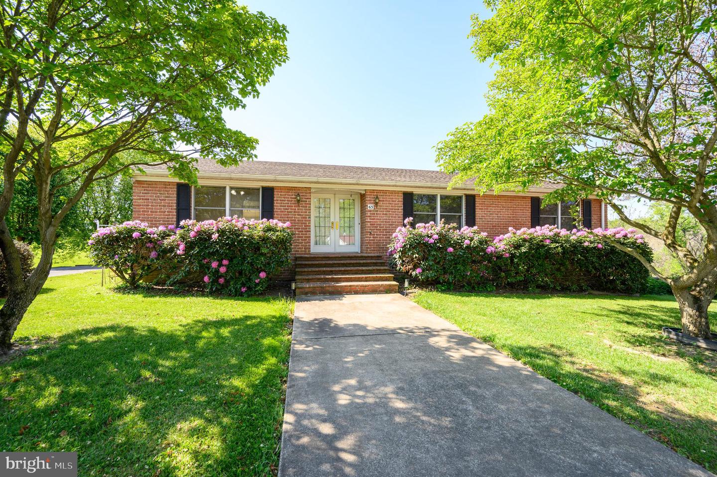 63 Brentwood Court — photo