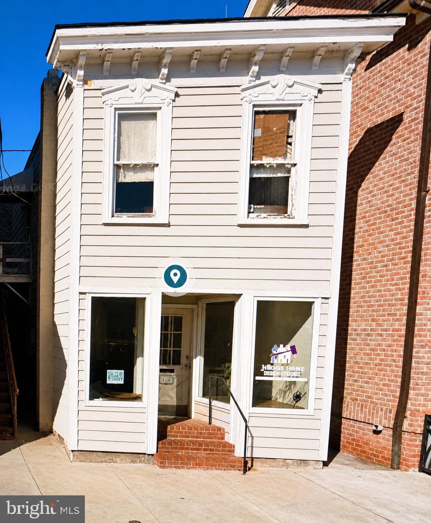 114 E Washington St — photo