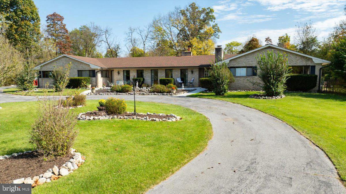 387 Woodbury Dr — photo