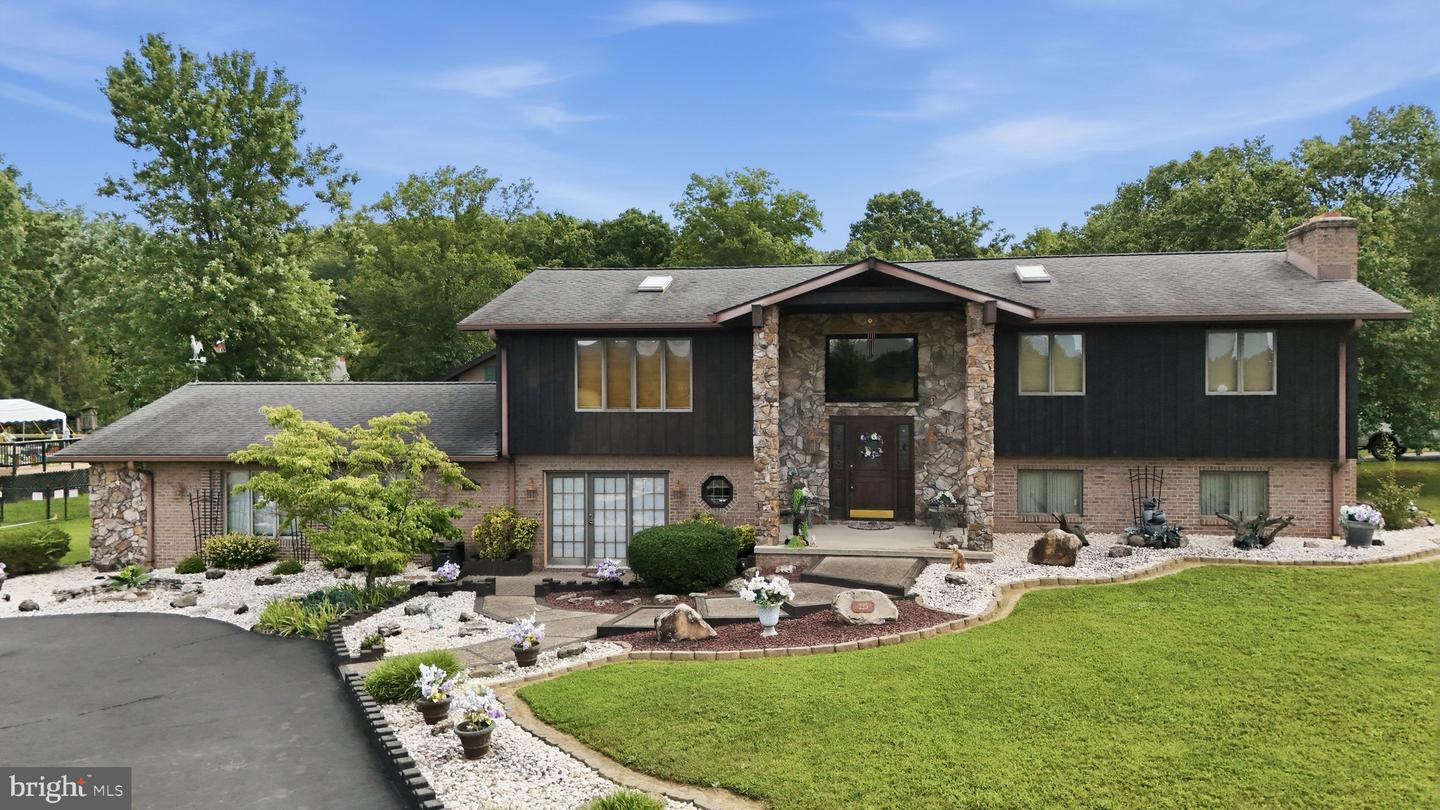 225 Bowden Dr — photo