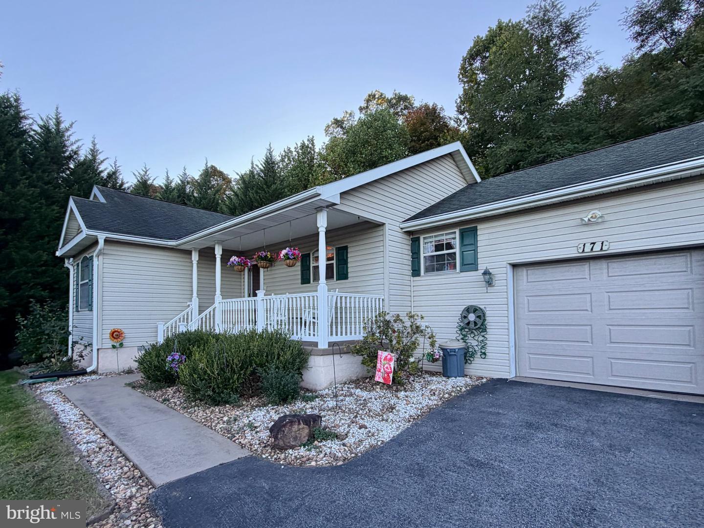 171 Southridge Dr — photo