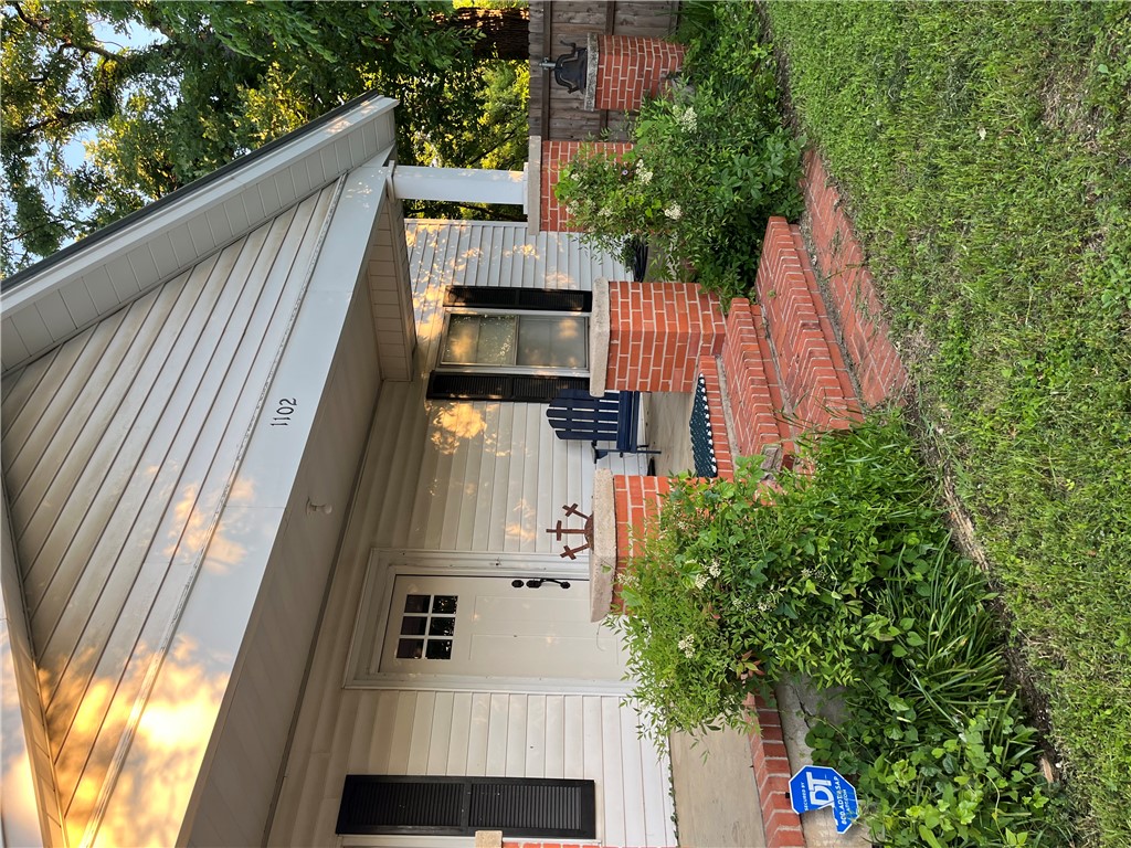 1102 North Travis — photo
