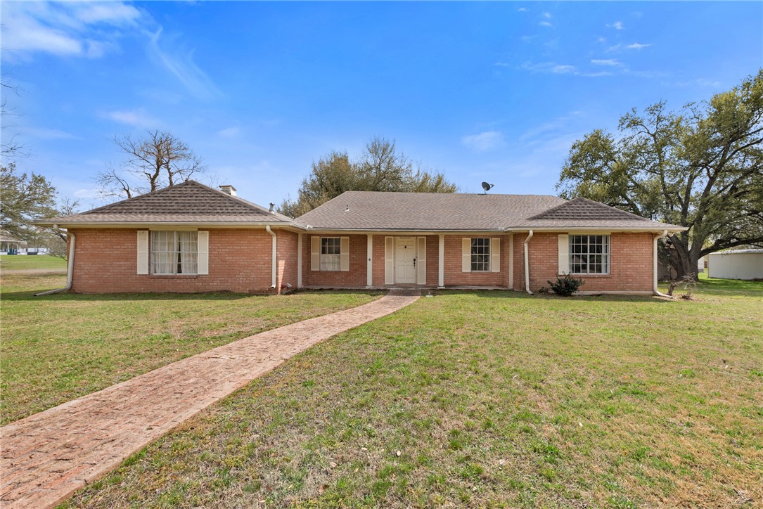 608 E Barton Street, Calvert, TX 77837 — photo 2