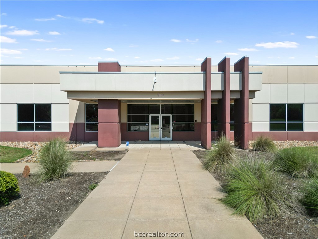3101 University Drive E — photo