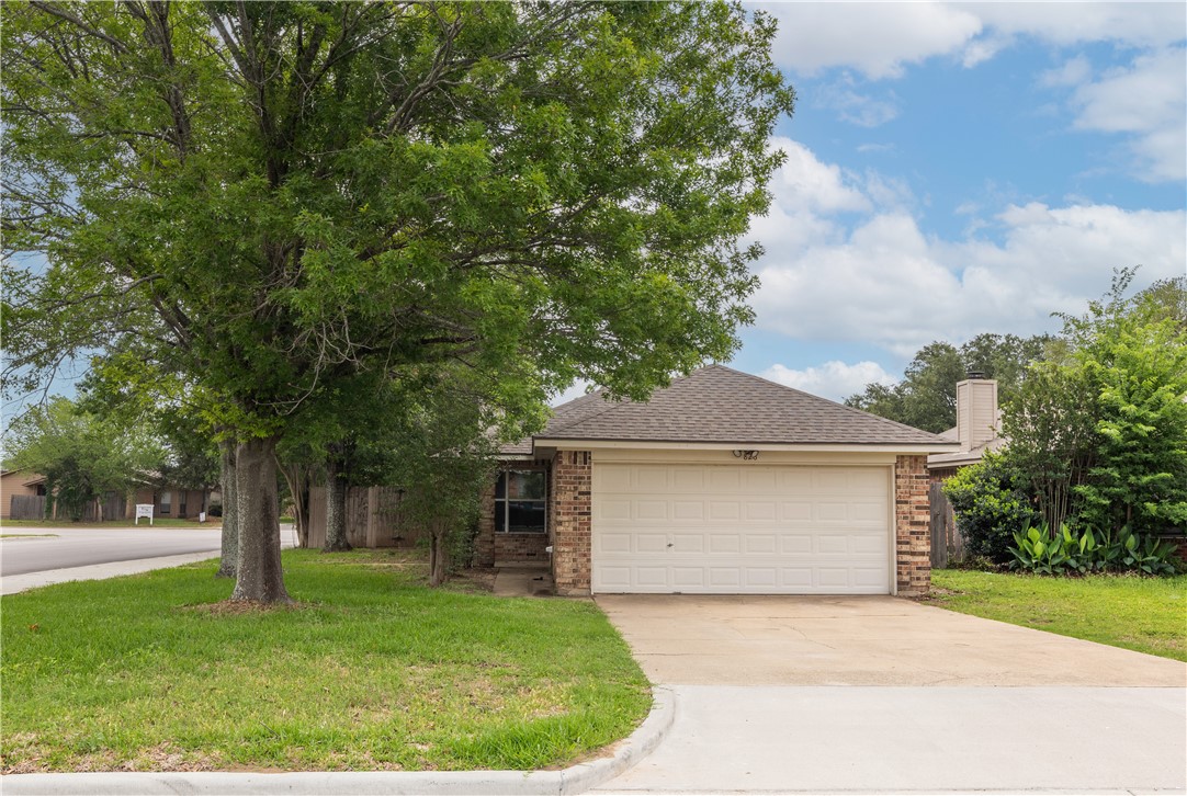 826 Azalea Court — photo