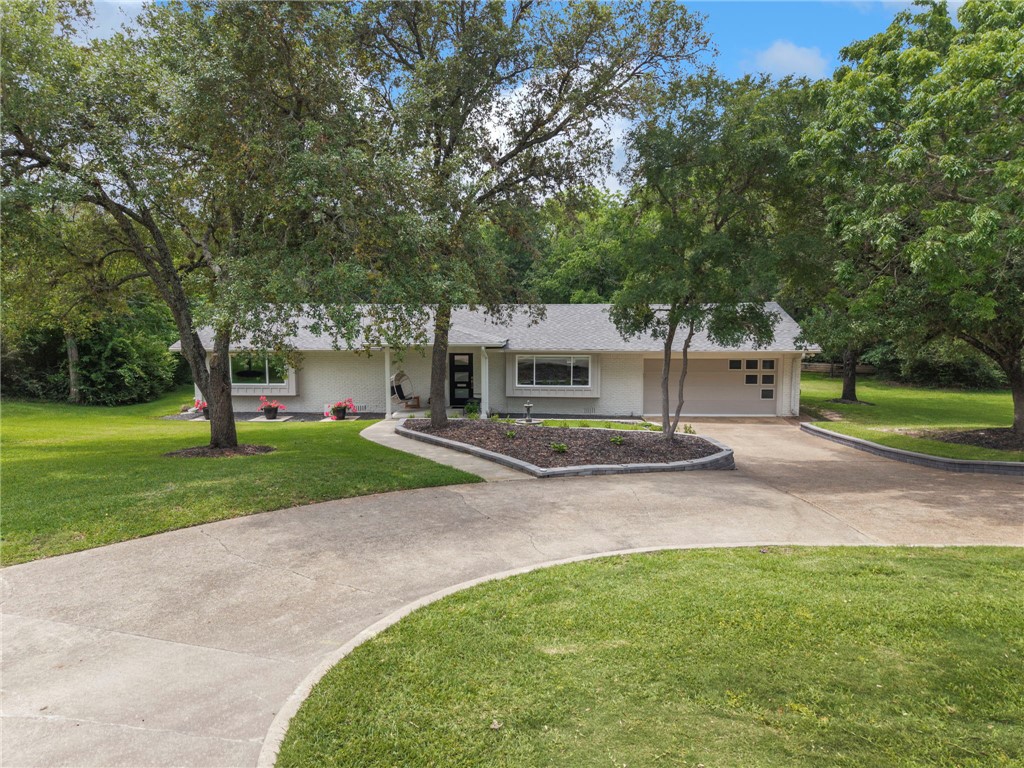 303 Brookside Drive E — photo