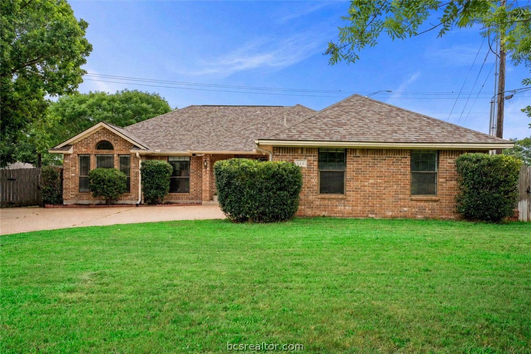 600 Coachlight Court — photo