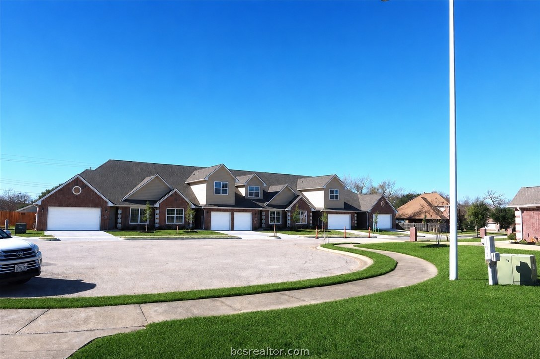 2000 Reagan Court — photo