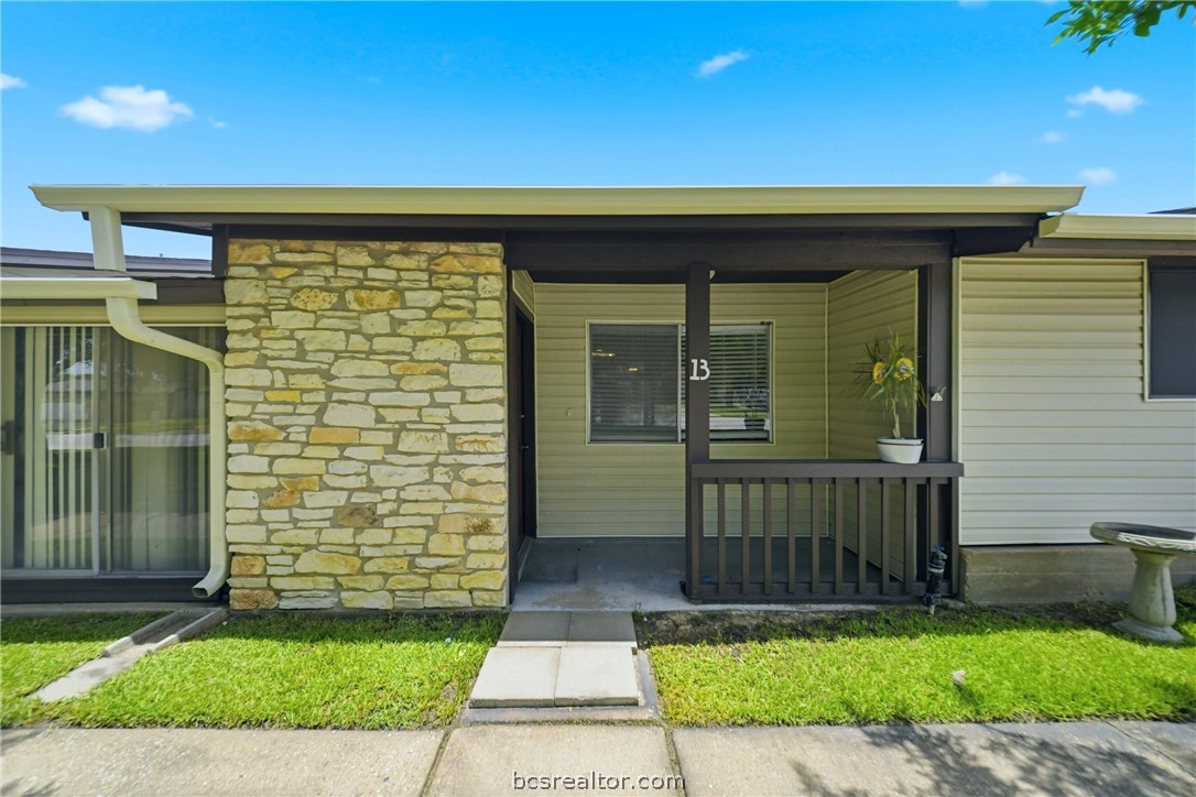2100 Windsor Drive 13 — photo