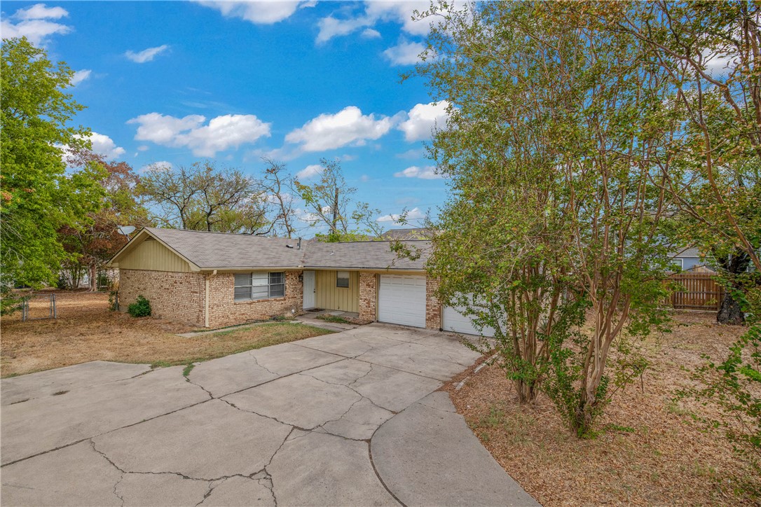 1313 Leacrest Drive — photo