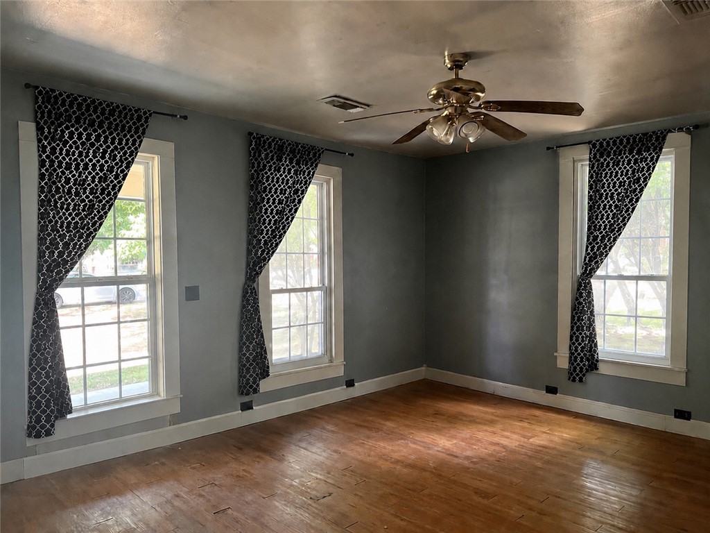 616 N Sharp Street, Franklin, TX 77856 — photo 3