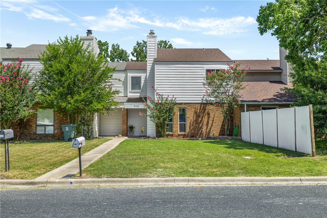 910 Navidad Street — photo