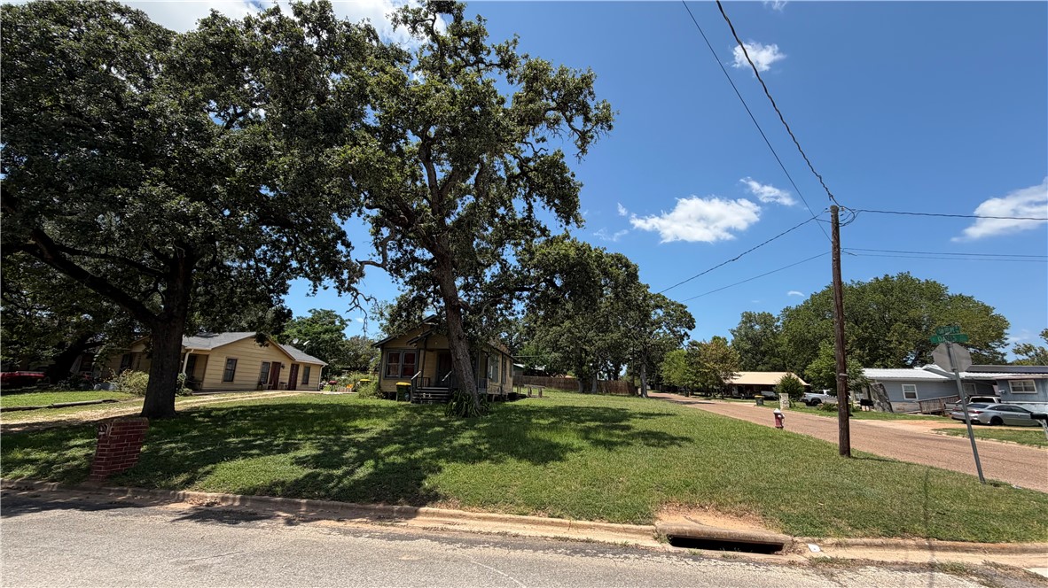 207 E Davis Street, Hearne, TX 77859 — photo 2