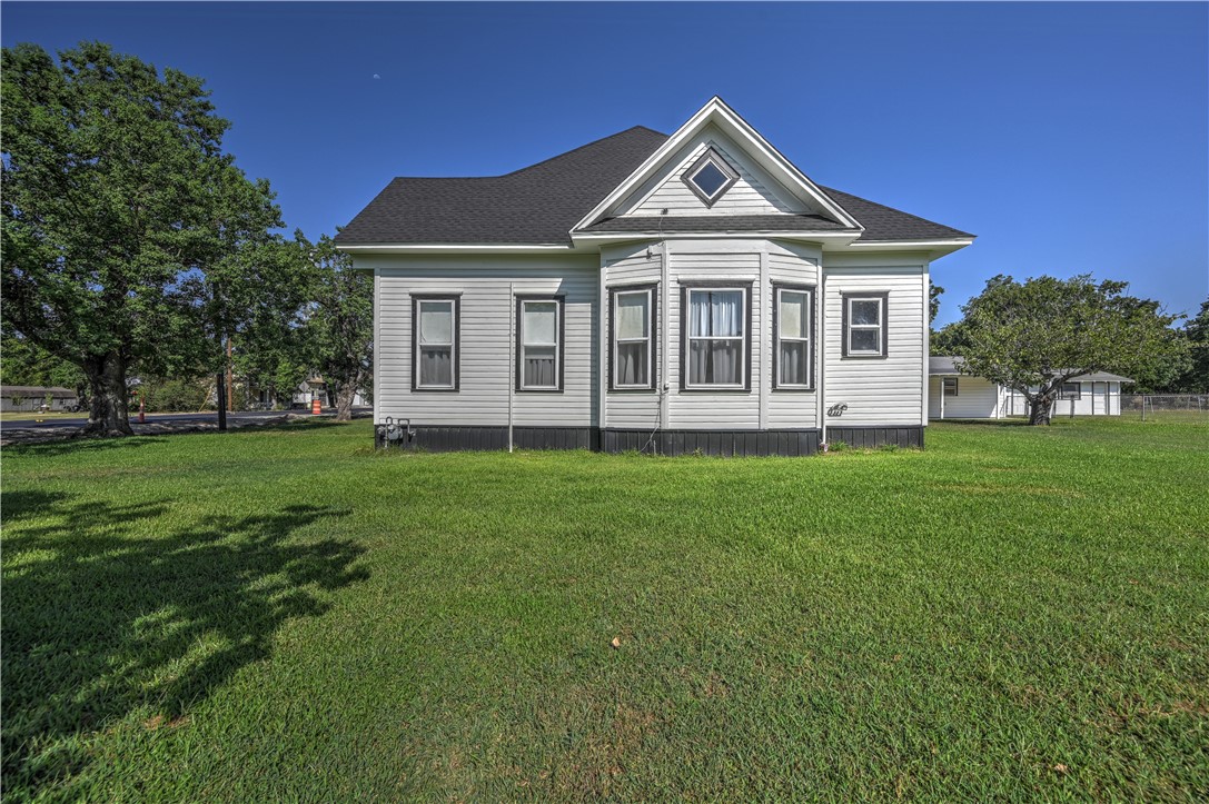 216 E Collins Street, Bremond, TX 76629 — photo 3