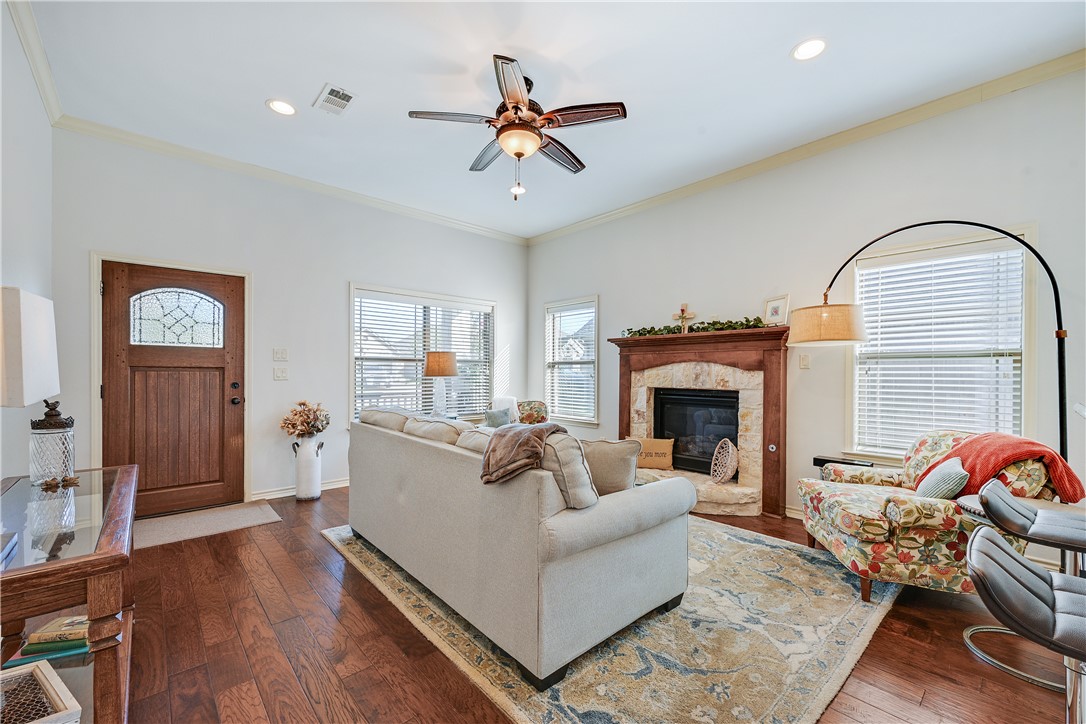 2511 Hailes Lane — photo