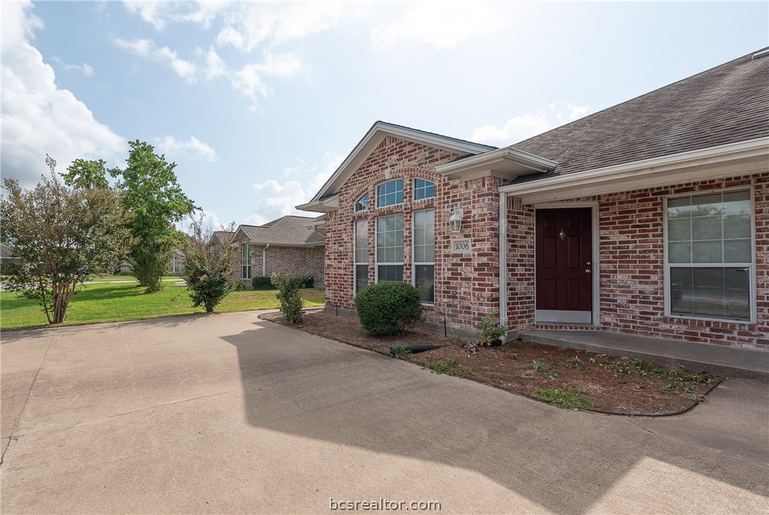 1004 Crepe Myrtle Court — photo