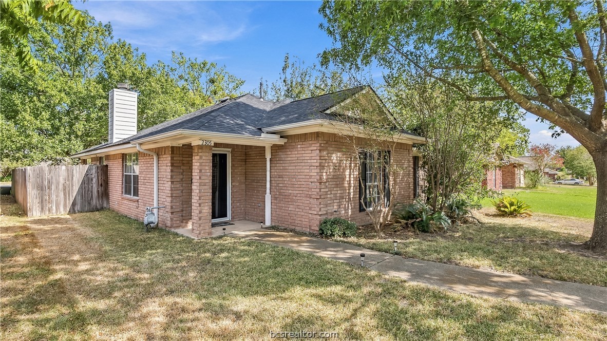 2305 Carnation Court — photo