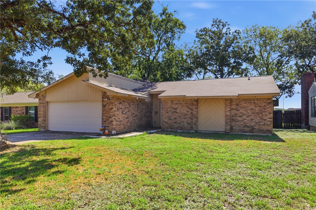 3235 Red Robin Loop — photo