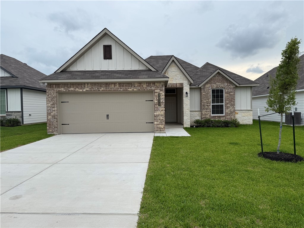 2211 Amber Court — photo