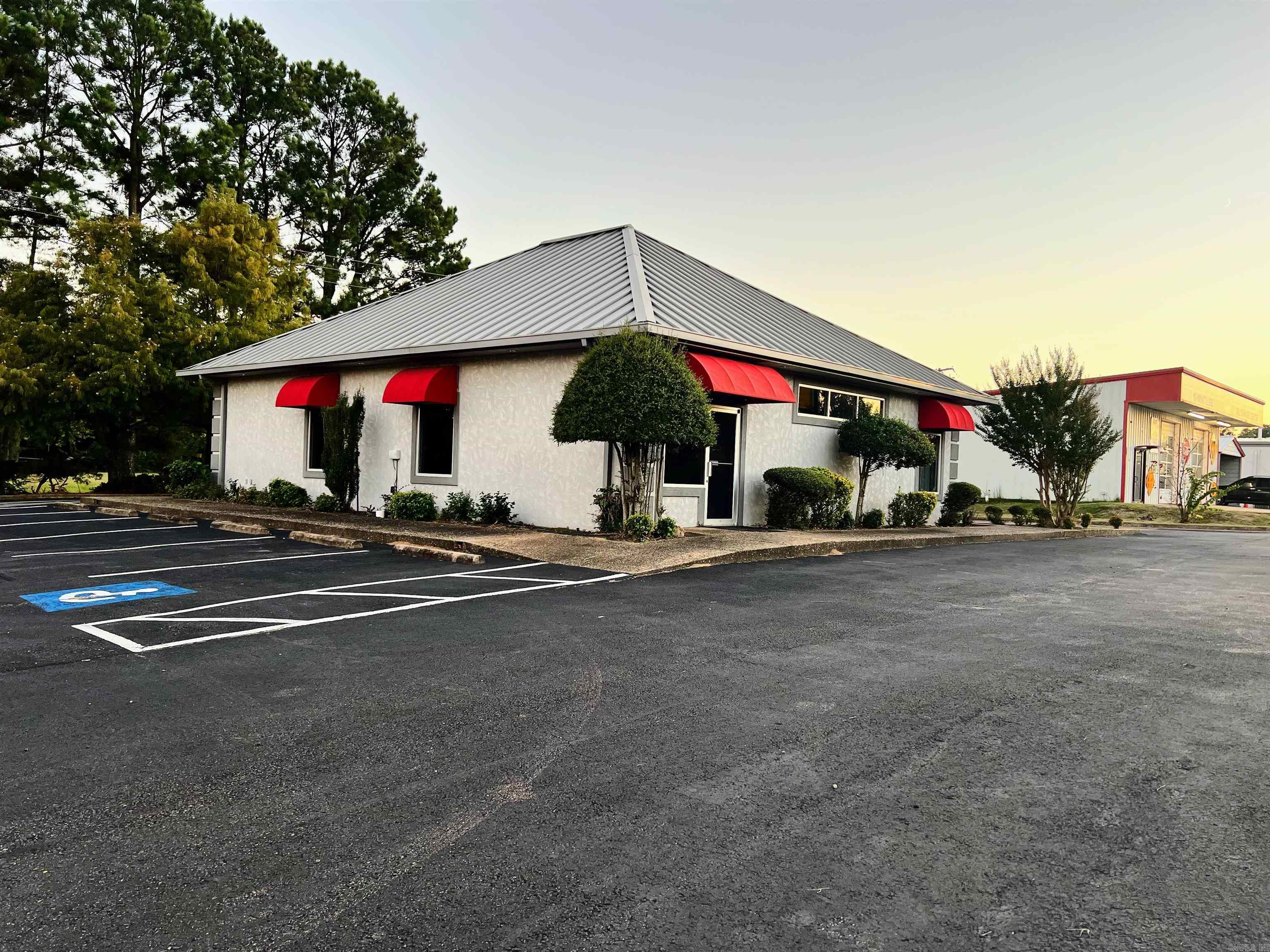 204 Hwy 71 — photo