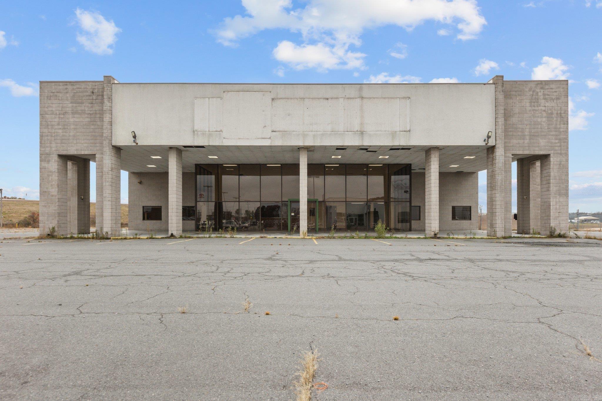 3110 Auto Dr — photo