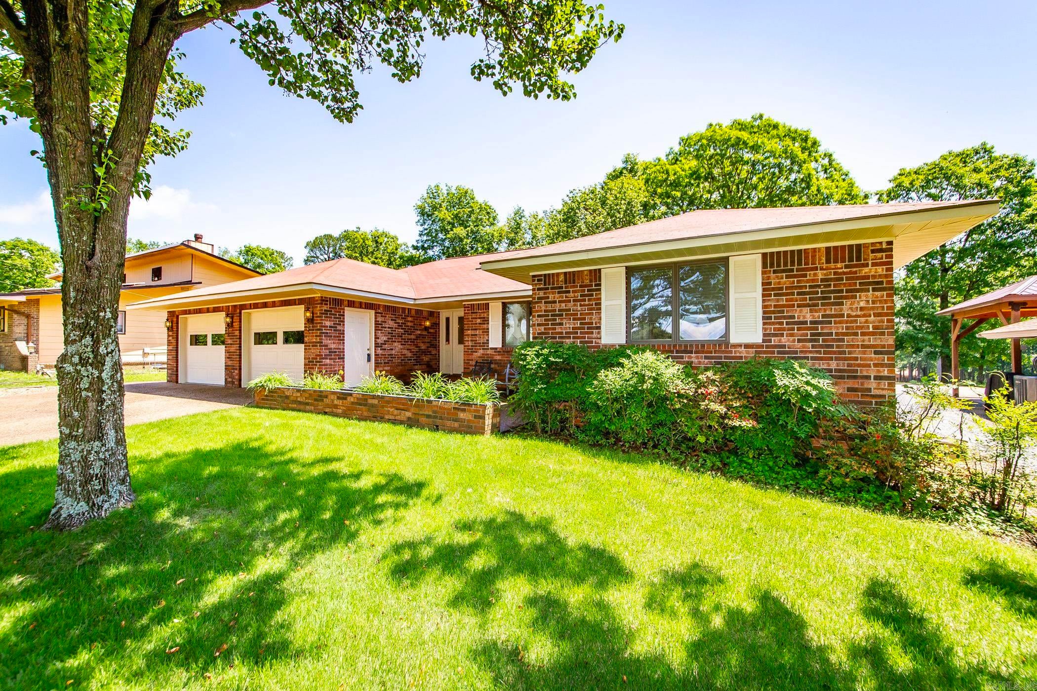 305 Snead Drive — photo
